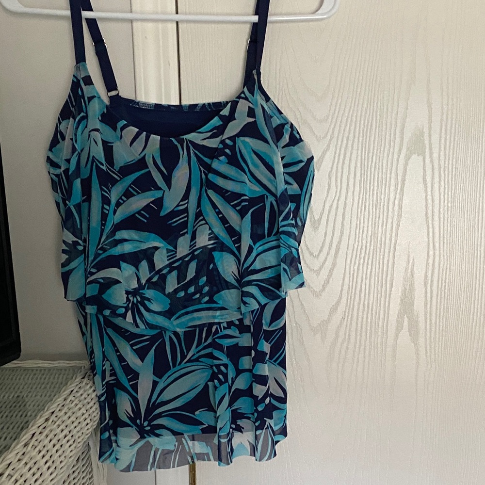 Lands End size M (10-12) beautiful Navy and other shades of blues